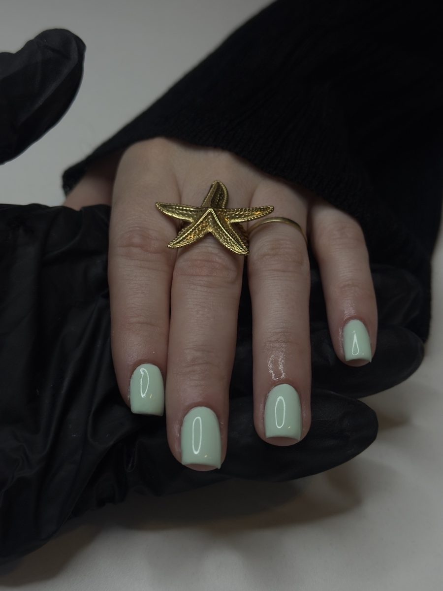 Pose de vernis semi-permanent vert d’eau réalisée avec la méthode SelfNails